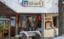 Geldautomat im Vogelsberg gesprengt - Außenfassade beschädigt