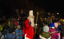 Fröhliche Kinder und Senioren bei Nikolas-Aktion der Weyherser Feuerwehr