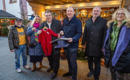 Am Caritas-Stand des Weihnachtsmarktes: RP Weinmeister packt mit an