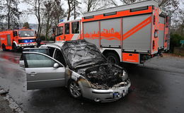 Brand in Motorraum von Auto