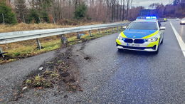 Alleinunfall auf der A4 bei Hönebach - Fahrer verletzt