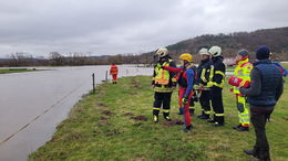 Hochwasser: Mit Kanu gestrandet - Scheitelpunkt in der Nacht erwartet