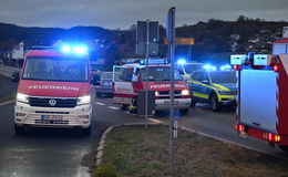 Unfall auf der Bundesstraße B 83 - Autofahrer rutscht in Straßengraben