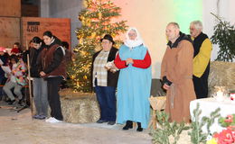 Antonius feiert Christmette mit vielen Gläubigen am Kuhstall