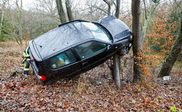 In einer Kurve: VW-Polo kommt von Fahrbahn ab und kracht gegen Baum