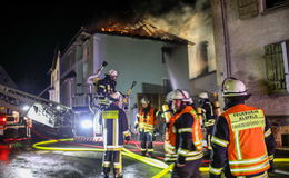 Dachstuhlbrand: Mutter und Kind können sich retten - Hoher Sachschaden