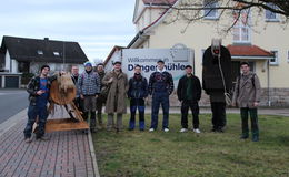 Traditionell: Neujahrsesel zieht durchs "Dolle Dorf" Döngesmühle