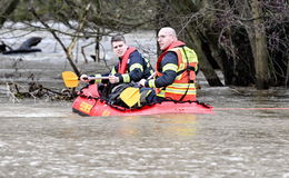 Hochwasser in Osthessen: Person im Wasser, Pegelstände steigen an