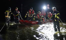 Feuerwehr rettet mit dem Boot drei Personen aus dem Hochwasser