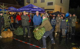 Großer Weihnachtsbaumweitwurf der Freiwilligen Feuerwehr