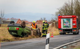 Alleinunfall: Golf Syncro überschlägt sich und landet auf Dach