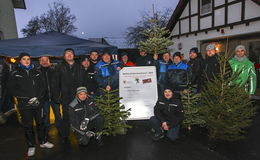 Weihnachtsbaum-Weitwurf der Freiwilligen Feuerwehr ein voller Erfolg