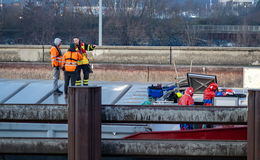 Havariertes Schiff blockiert Schleuse auf dem Main