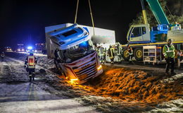 Nächtlicher Einsatz: Lkw rutscht in den Straßengraben und verliert Diesel