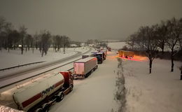 A4 und A7 dicht! Menschen müssen die Nacht in ihren Fahrzeugen ausharren