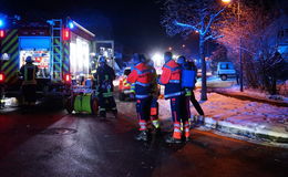 Noch vor der Feuerwehr: Polizei und Rettungsdienst stürmen ins Gebäude