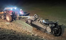 Audi überschlägt sich und landet im Feld - Fahrerin (29) schwer verletzt