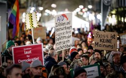 Friedliche Demo auf dem Uniplatz: Über 10.000 Menschen versammeln sich