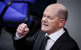 Bundestag als politischer Boxring: Scholz geht auf Merz los