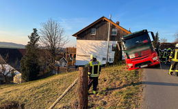 Müllauto mit Kran aus misslicher Lage gehoben