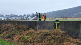 Silohaufen fängt Feuer: Feuerwehr hat den Brand schnell unter Kontrolle