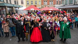 Weiberfastnacht im XXL-Format: Närrisches Treiben auf dem Gemüsemarkt