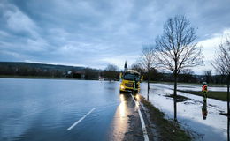 Von der Fahrbahn abgekommen: Auto landet im Wasser