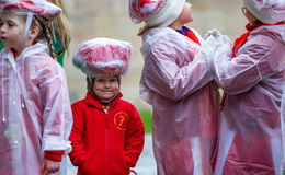 Tradition im Nieselregen: Prinzenwecken mit Flamingo und Opernsängerin