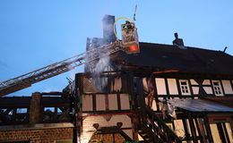 Feuerwehr verhindert Übergreifen auf Wohnhaus - Drehleiter im Einsatz