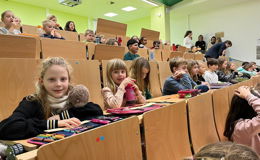 Grundschulkinder auf Forscher-Reise an der Universität in Kassel