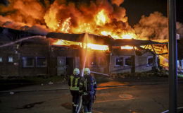 Großbrand zerstört Möbelmarkt: Feuerwehr mit vier Drehleitern vor Ort