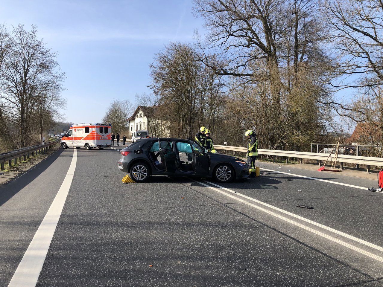 Frontalzusammenstoß Zwischen Transporter Und Pkw Auf Der B254 ...