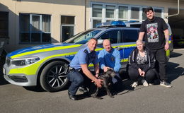 Nach Unfall auf der Autobahn: Polizisten freunden sich mit Labrador an