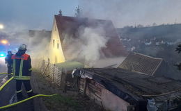 Zimmerbrand in Heimboldshausen - Löscharbeiten dauern an