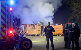 Zwei Sperrmüllcontainer im Vollbrand