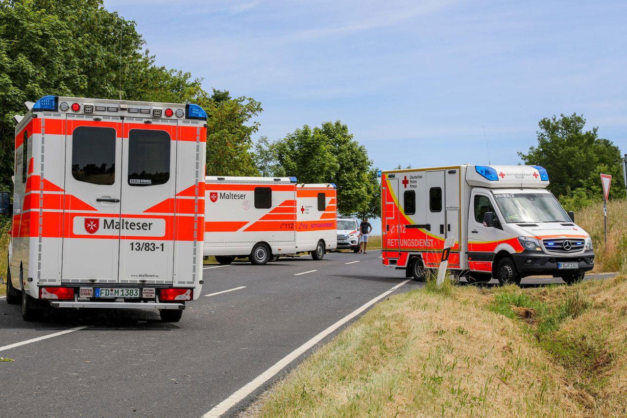 Rettungshubschrauber Landet Auf Rathausplatz Zu Medizinischen Notfall ...