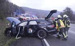 Junge Familie auf der A5 verunglückt - Audi schleudert in Straßengraben