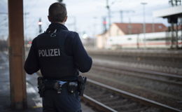 Reisender im Zug mit Pfefferspray attackiert - Täter ergreifen die Flucht