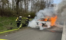 Pkw brennt komplett aus - Feuerwehreinsatz auf der A5