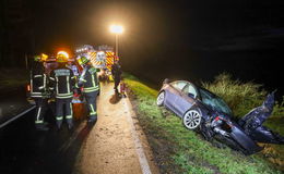 Alleinunfall auf Landstraße mit hohem Sachschaden: Tesla landet im Graben