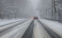 Schneebedeckte Fahrbahn: Drei Alleinunfälle nacheinander auf der B 275