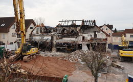 Brandruine in der Ortsmitte wird fachgerecht abgerissen - Neubau kommt