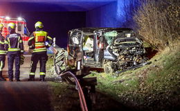 Drei Verletzte: Schwerer Unfall mit Kleinbus auf A7