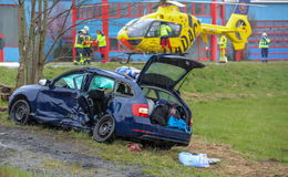 Schlimmer Unfall im Kreuzungsbereich: Zwei Kinder verletzt, eines davon schwer