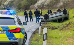 Fahrzeug gerät in Grünstreifen und überschlägt sich