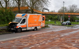 Schwerer Verkehrsunfall mit Rettungswagen: Frau verstirbt in Klinik