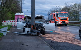 Audi knallt in Oberleitungsmast - Vier Schwerverletzte