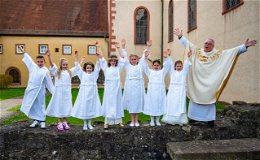 Weißer Sonntag -  Erstkommunion für zahlreiche Jungen und Mädchen
