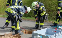 Gefahrgut-Einsatz für die Feuerwehr: Auslaufender Stoff auf Betriebsgelände