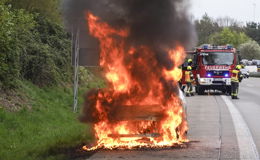 Technischer Defekt: BMW brennt auf der A7 vor dem Hattenbacher Dreieck